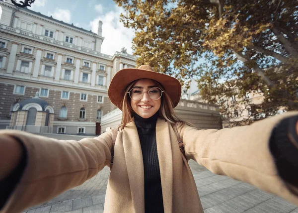 Retrato Selfie Uma Jovem Mulher Turística Elegante Vestida Com Casaco — Fotografia de Stock