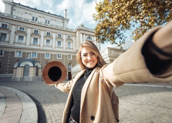 Retrato Selfie Uma Jovem Mulher Turística Elegante Vestida Com Casaco — Fotografia de Stock