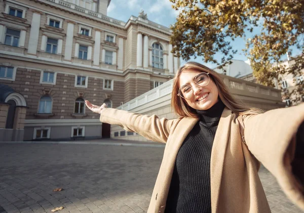 Selfie Portrét Mladé Stylové Turistické Ženy Kabátě Pozadí Evropské Městské — Stock fotografie