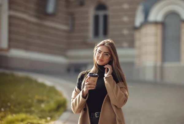 Mladé Ženy Oblečené Stylovém Kabátu Pije Kávu Pozadí Městské Architektury — Stock fotografie