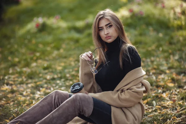 Mujer Atractiva Joven Vestida Con Abrigo Elegante Cuello Alto Botas — Foto de Stock