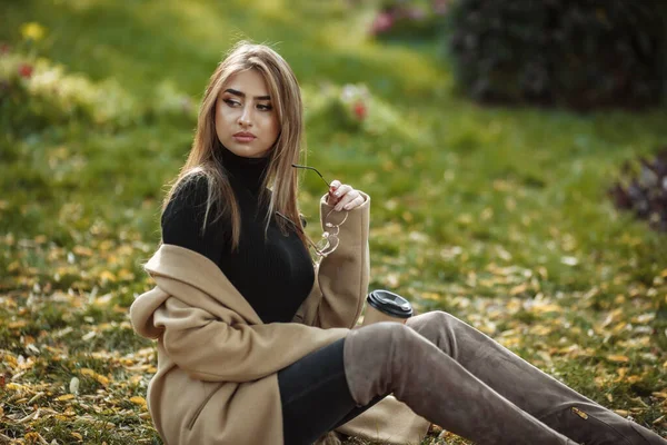 Mujer Atractiva Joven Vestida Con Abrigo Elegante Cuello Alto Botas —  Fotos de Stock