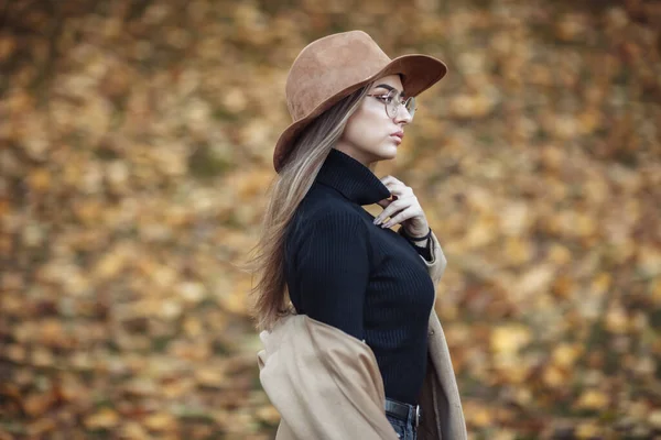 Image Shot Young Attractive Woman Wearing Coat Felt Hat Blurry — Stock Photo, Image