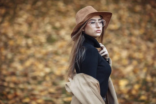 Imagen Una Joven Atractiva Con Abrigo Sombrero Fieltro Sobre Fondo — Foto de Stock