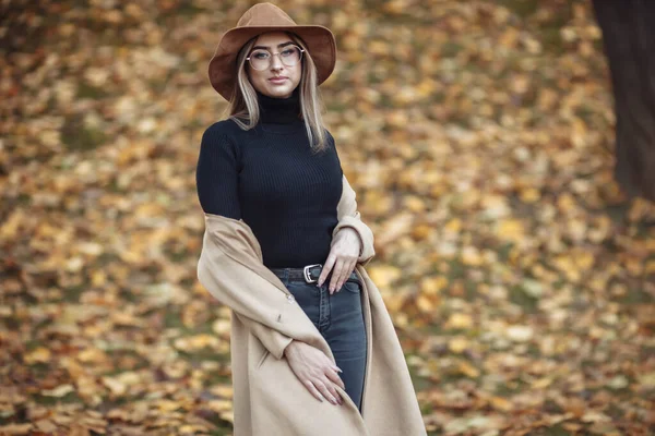 Imagem Uma Jovem Mulher Atraente Vestindo Casaco Chapéu Feltro Fundo — Fotografia de Stock