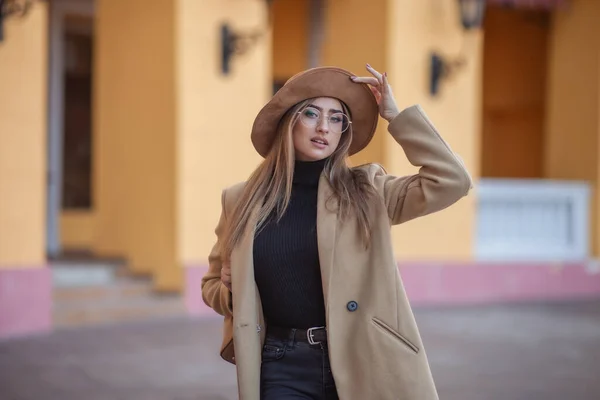 Imagen Una Joven Atractiva Con Abrigo Sombrero Fieltro Sobre Fondo — Foto de Stock