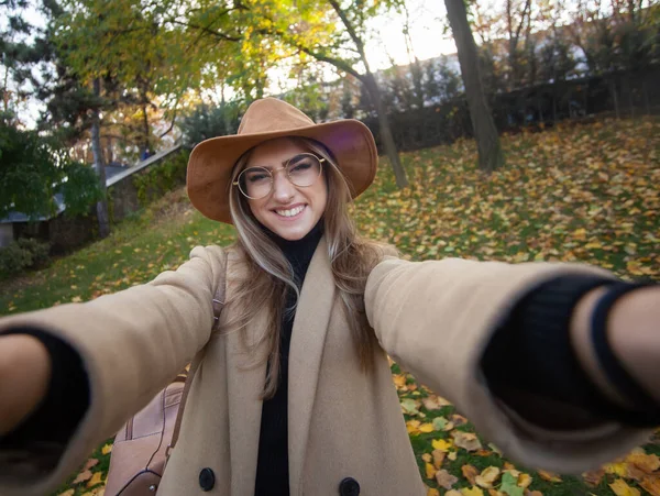 Selfie Portrét Legrační Mladé Ženy Pozadí Spadlého Listí Parku Podzimní — Stock fotografie