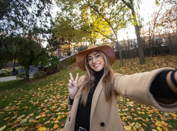 Selfie Portrét Legrační Mladé Ženy Pozadí Spadlého Listí Parku Podzimní — Stock fotografie