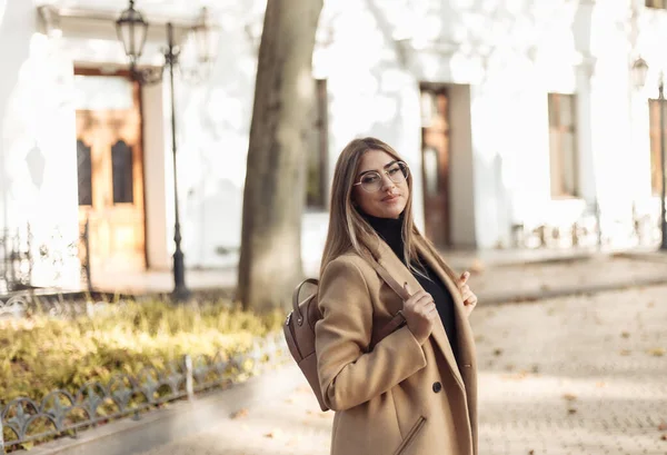 Paltolu Sırt Çantalı Genç Bir Kadın Sonbahar Avrupa Şehrinde Yürüyor — Stok fotoğraf