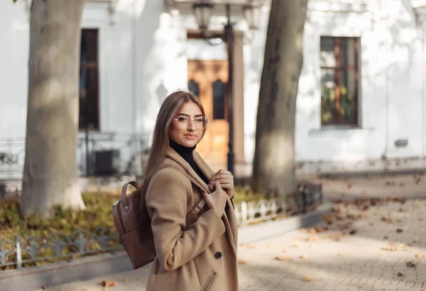 Mladá Žena Kabátě Batohem Kráčí Podzimním Evropském Městě — Stock fotografie