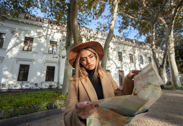 Sonbahar Turizmi Genç Çekici Bayan Gezgin Şehir Haritası Tarafından Yönlendirilir — Stok fotoğraf