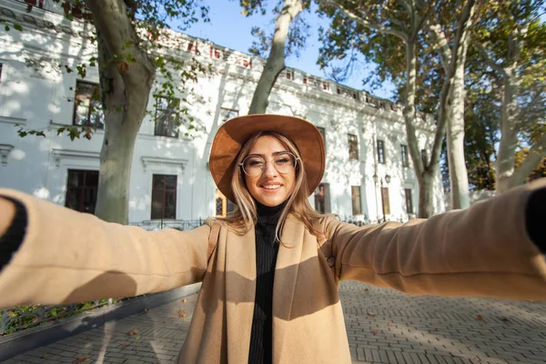 Retrato Selfie Una Joven Turista Elegante Vestida Con Abrigo Sombrero — Foto de Stock