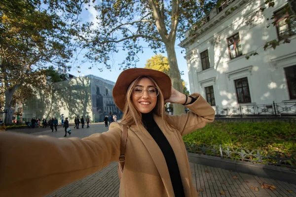 Selfie Portrét Mladé Stylové Turistické Ženy Kabátě Klobouku Pozadí Evropské — Stock fotografie