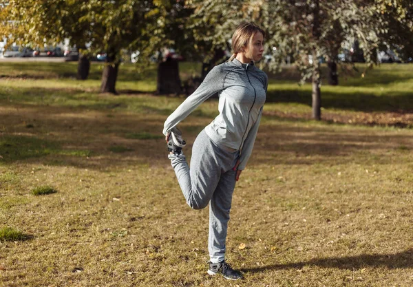 Jovem Mulher Esporte Terno Esportivo Está Aquecendo Parque Outono Alongamento — Fotografia de Stock