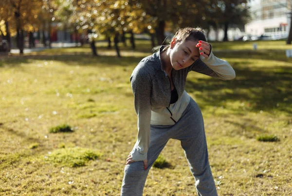 Εξωτερική Έννοια Προπόνηση Κουρασμένη Αθλητική Γυναίκα Σπορ Ρούχα Σκουπίζει Ιδρώτα — Φωτογραφία Αρχείου