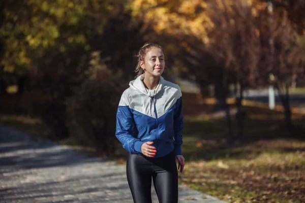 Bieganie Przez Jesienny Park Młoda Sprawna Kobieta Sportowej Odzieży Biegająca — Zdjęcie stockowe