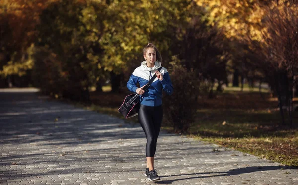 Ajuste Mulher Magra Sportwear Saco Treinamento Seu Ombro Caminha Pelo — Fotografia de Stock