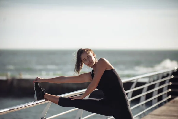 Slim Fit Kobieta Odzieży Sportowej Robi Rozciąganie Nogi Plaży Jasny — Zdjęcie stockowe