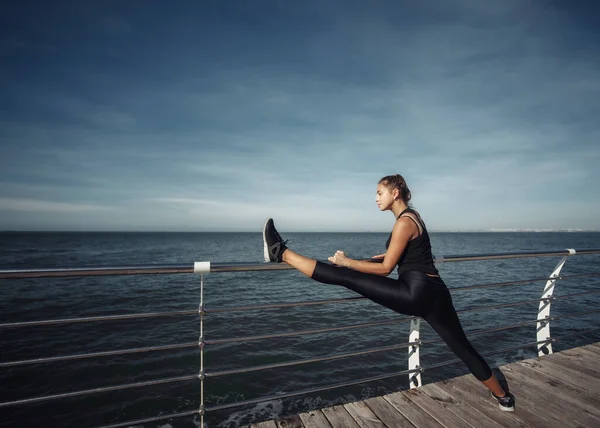 Slim Fitt Sportruházat Csinál Nyújtózkodó Lábak Testmozgás Strandon Fényes Napos — Stock Fotó