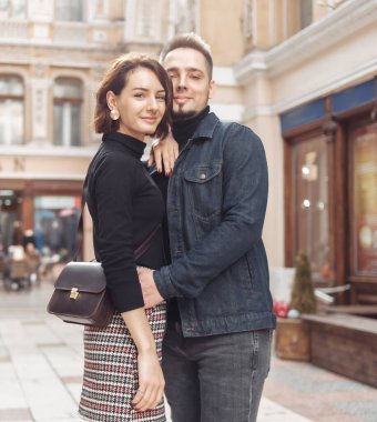 Genç çift birbirine aşık olur ve şehir mimarisinin arka planına karşı şehirde birlikte vakit geçirirler..