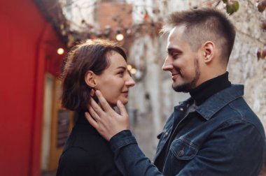 Genç çift birbirine aşık olur ve şehirde birlikte vakit geçirirler. Eski sokakların arka planına karşı..