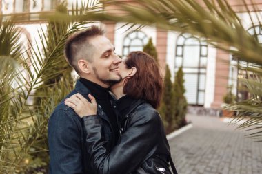 Genç çift birbirine aşık olur ve şehir mimarisinin arka planına karşı şehirde birlikte vakit geçirirler..