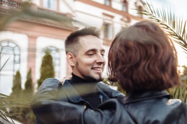 Genç çift birbirine aşık olur ve şehir mimarisinin arka planına karşı şehirde birlikte vakit geçirirler..