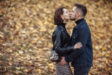 Sonbahar parkında çiftler