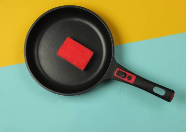 Mavi pastel arka planda süngerli tava. Bulaşıkları yıkıyorum. Stüdyo çekimi. Üst görünüm