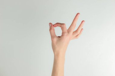 Kadın eli, beyaz arka planda iyi bir hareket gösteriyor.