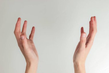 Kadın elleri beyaz arkaplanda metnin için bir boşluk oluşturur. Boşluğu kopyala