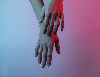 Kadın eli. Neon mavi-kırmızı ışık. Mistik ışık, Cadılar Bayramı teması. Retro dalga 80 'ler