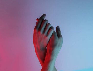 Kadın eli. Neon mavi-kırmızı ışık. Mistik ışık, Cadılar Bayramı teması. Retro dalga 80 'ler