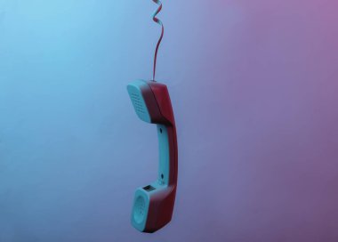 Telefon kabloda asılı.