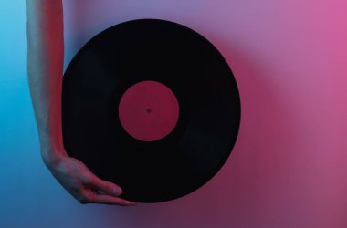 Retro dalga 80 'ler. El ele tutuşma plağı. Yaratıcı pop sanatının pembe neon rengi. Moda eğilimli aydınlatma. Gece lambası
