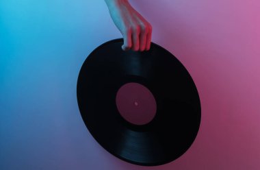 Retro dalga 80 'ler. El ele tutuşma plağı. Yaratıcı pop sanatının pembe neon rengi. Moda eğilimli aydınlatma. Gece lambası