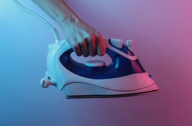 Eller ütülemek için demiri tutar