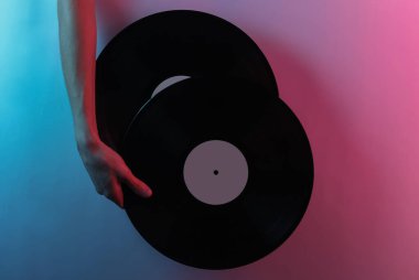 Retro dalga 80 'ler. El ele tutuşma plakları. Yaratıcı pop sanatının pembe neon rengi. Moda eğilimli aydınlatma. Gece lambası