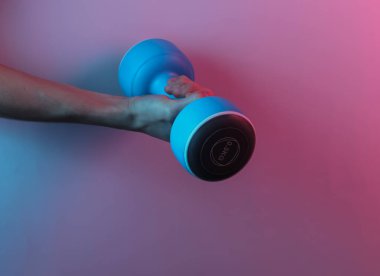 Kadın el ele tutuşuyor. Yaratıcı pop sanatının pembe neon rengi. Moda eğilimli aydınlatma. Gece lambası