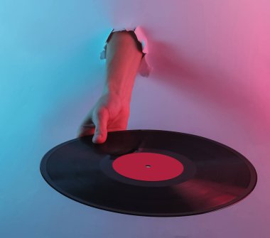 Yırtılan delikten el ele tutuşma plağı. Yaratıcı pop sanatının pembe neon rengi. Moda eğilimli aydınlatma. Gece lambası
