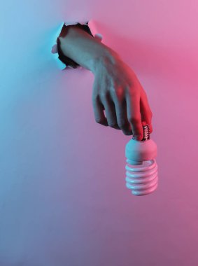 El ele tutuşan eko spiral ışık