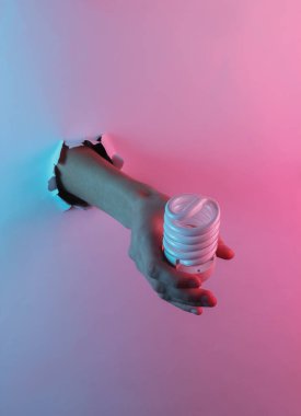 El ele tutuşan eko spiral ışık