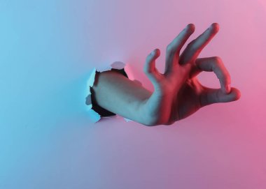 Mistik cadılar bayramı konsepti. El, yırtık bir delikten iyi bir hareket gösteriyor.