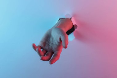 Mistik cadılar bayramı konsepti. Yırtık bir delikten. Yaratıcı pop sanatının pembe neon rengi. Moda eğilimli aydınlatma. Gece lambası