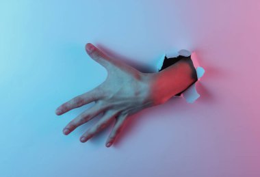 Mistik cadılar bayramı konsepti. Yırtık bir delikten. Yaratıcı pop sanatının pembe neon rengi. Moda eğilimli aydınlatma. Gece lambası