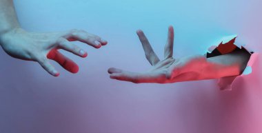 Mistik cadılar bayramı konsepti. Yırtık bir delikten. Yaratıcı pop sanatının pembe neon rengi. Moda eğilimli aydınlatma. Gece lambası