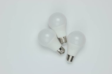 Beyaz arka planda üç LED ampul. Üst görünüm