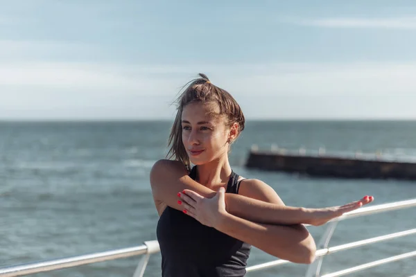Slim Fit Kobieta Odzieży Sportowej Robi Rozciąganie Ćwiczenia Dłoni Plaży — Zdjęcie stockowe