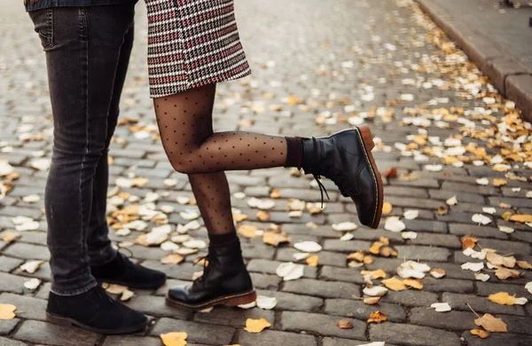 Romantyczne Miłosne Pojęcie Stopy Młodej Pary Zakochanej Jesiennym Mieście Delikatny — Zdjęcie stockowe