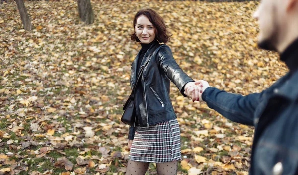 Kencan Romantis Beberapa Pecinta Muda Bermain Main Memegang Tangan Latar — Stok Foto